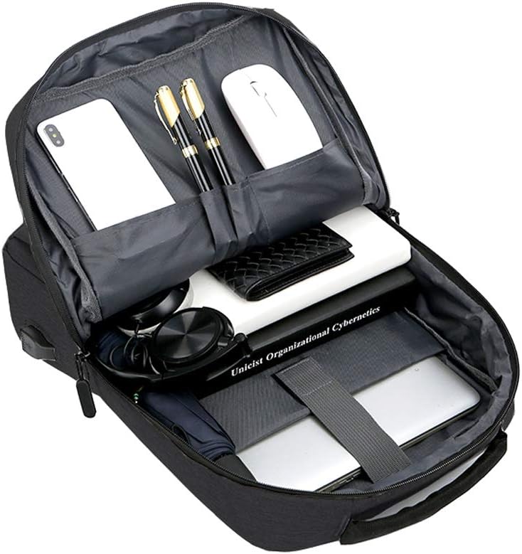 Person trägt schlanken, unisex Laptop-Rucksack (schwarz) beim Pendeln in der Stadt, modern & funktional.