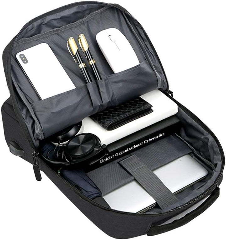 Person trägt schlanken, unisex Laptop-Rucksack (schwarz) beim Pendeln in der Stadt, modern & funktional.