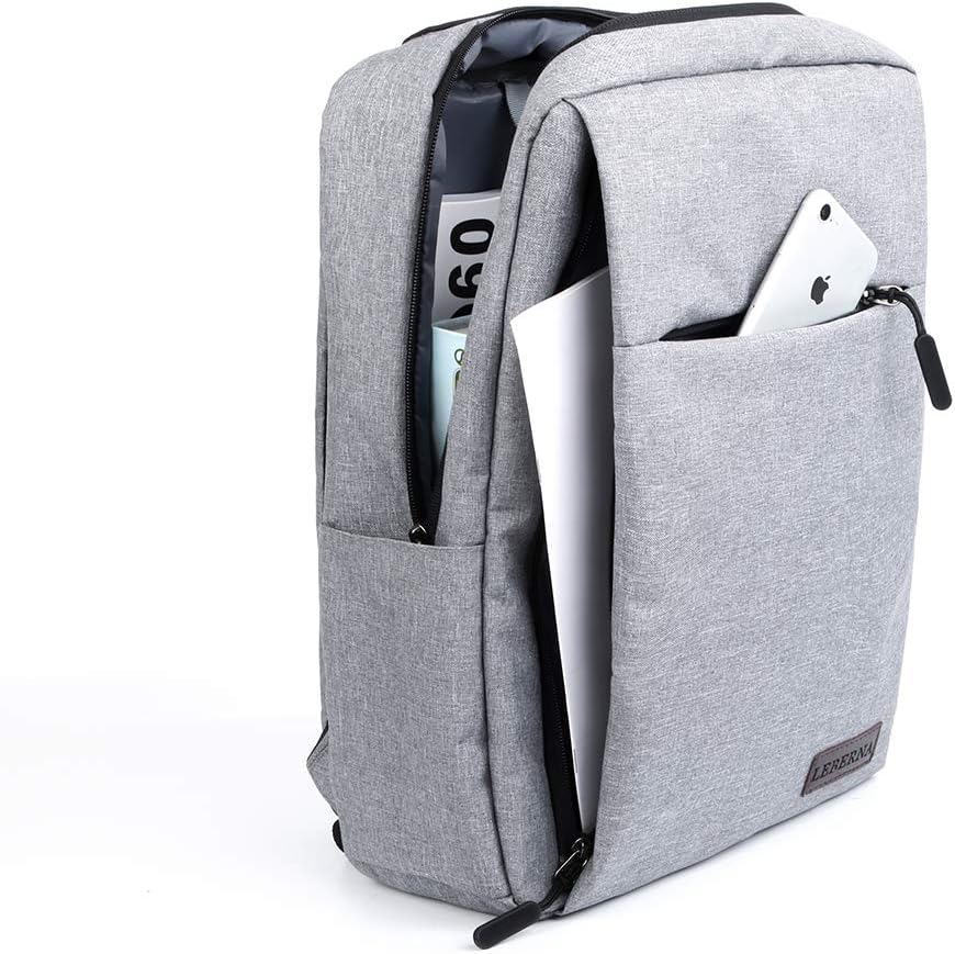 Nahaufnahme des integrierten USB-Ladeanschlusses am schlanken, wasserdichten Laptop-Rucksack (schwarz).