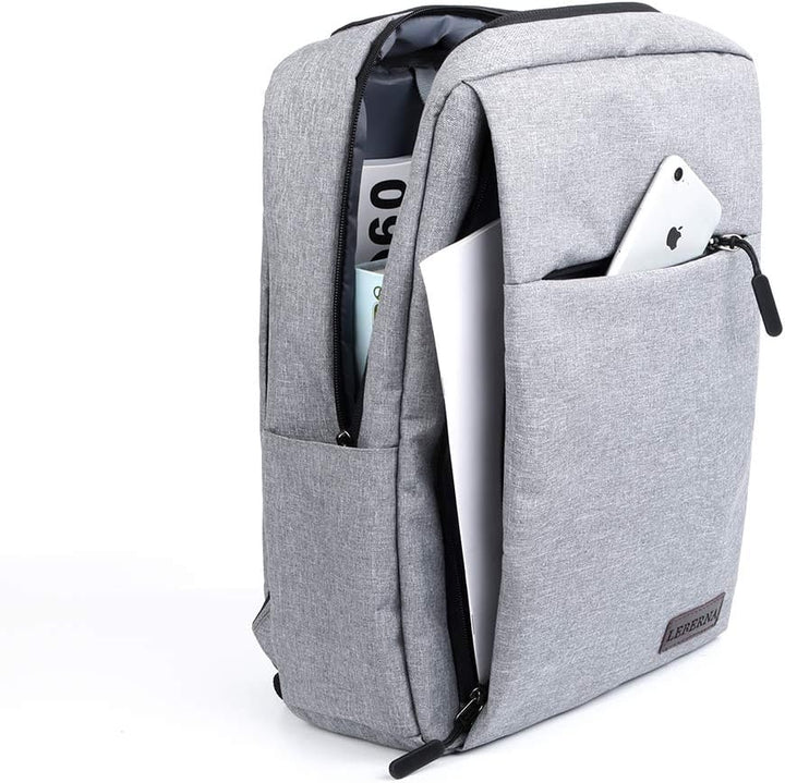 Nahaufnahme des integrierten USB-Ladeanschlusses am schlanken, wasserdichten Laptop-Rucksack (schwarz).