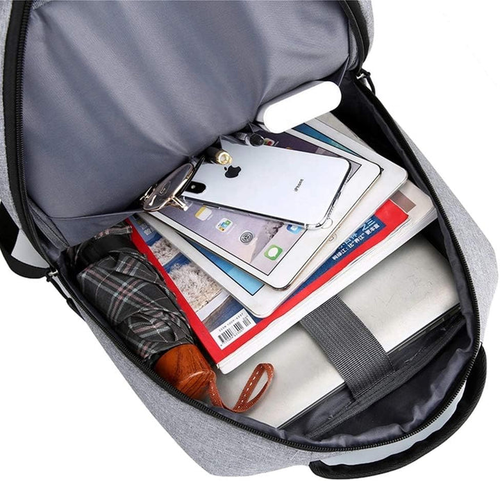 Geöffneter Rucksack zeigt gepolstertes Laptopfach (bis 15,6 Zoll) und Organisationsfächer im schwarzen Design.