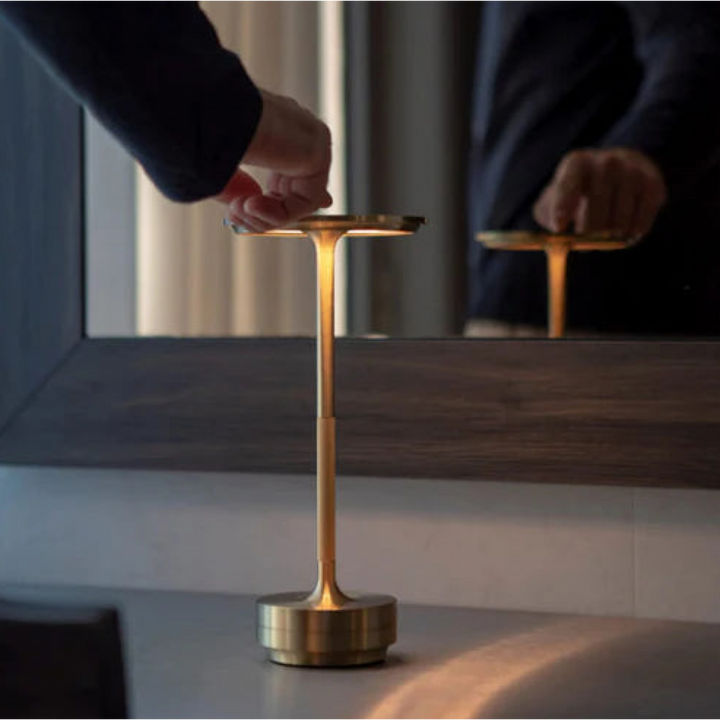Kabellose & dimmbare LED-Tischlampe, Luxus Edition. Wetterfeste Aluminium-Lampe für ein modernes Ambiente.