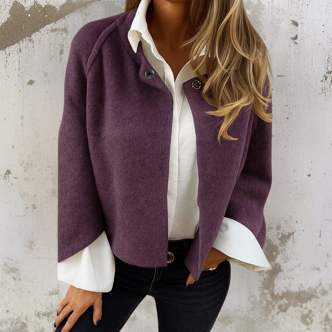 Moderne Damen Kurzjacke im Blazer-Design, leicht und stilvoll für jede Gelegenheit.