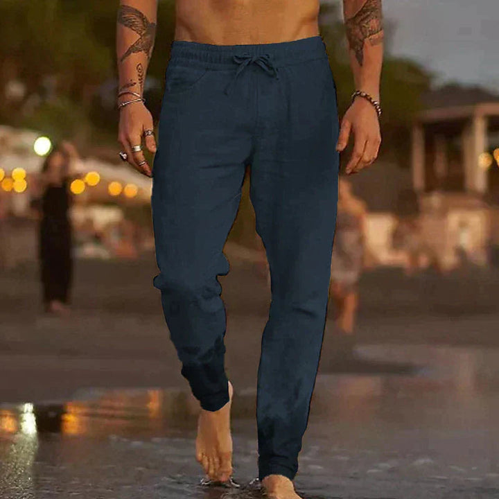 Blaue, leichte Herren-Sommerhose, bequem & stylisch für Freizeit und Urlaub. Angenehm atmungsaktiv.