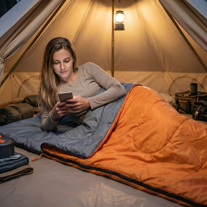 Leichter Deckenschlafsack für Erwachsene, ideal für Camping, Trekking & Reisen. Kompakt & komfortabel.