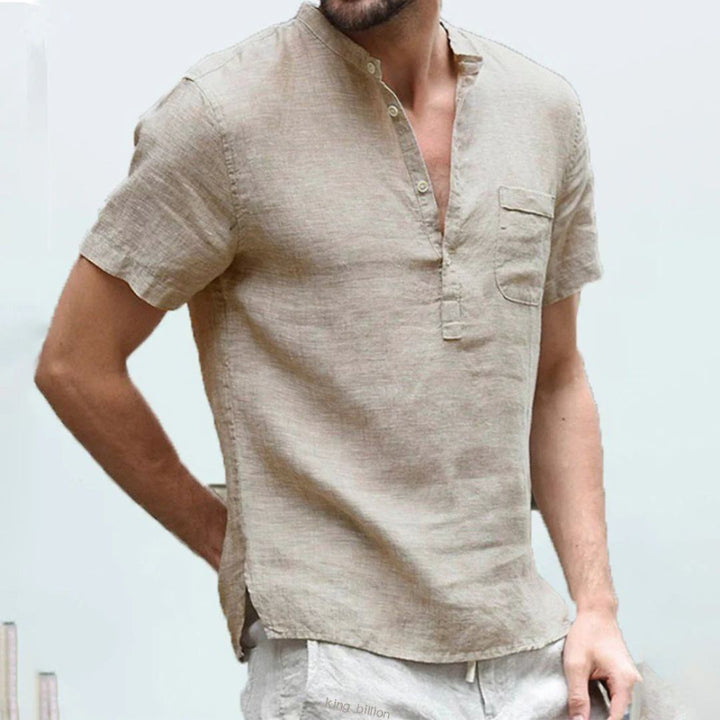 Trendiges Herren Polo Hemd mit elegantem Mao-Kragen. Perfekt für stilvolle Frühjahrs- & Sommer-Looks.