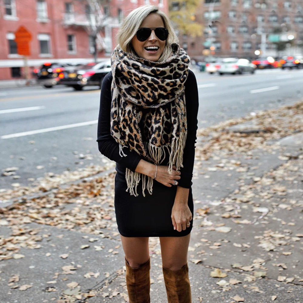 Warmer Damen XL Herbst-Winterschal mit stilvollem Leopardenmuster. Modisches Accessoire für kalte Tage.