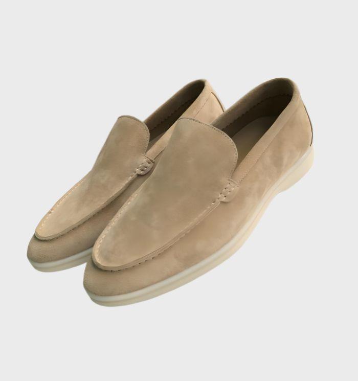 Mann trägt blaue Herren Loafer Milo. Stilvolle Business-Casual-Slipper & bequeme Freizeitschuhe für Frühling & Sommer.