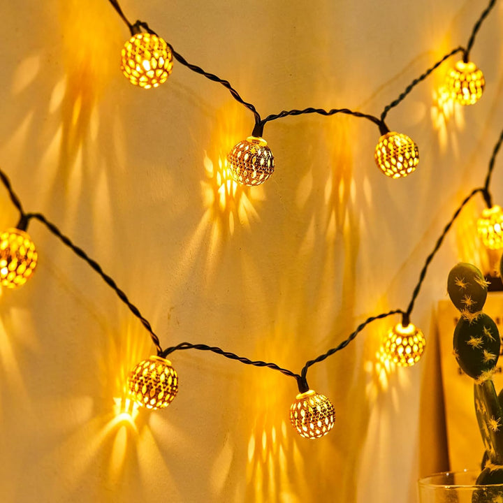 Wasserdichte Solar-Lichterkette mit marokkanischen Laternen, ideal für energiesparende Außenbeleuchtung im Garten.