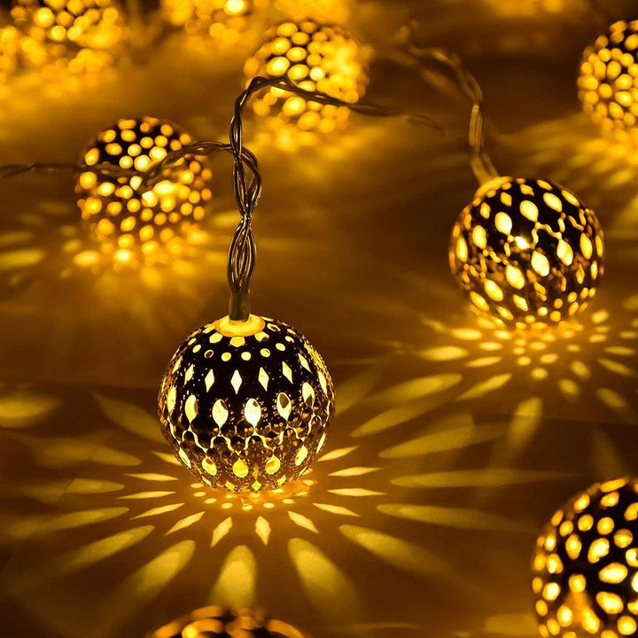 Marokkanische Solar-Lichterkette für Garten & Terrasse, mit warmem Licht für gemütliches Outdoor-Ambiente.