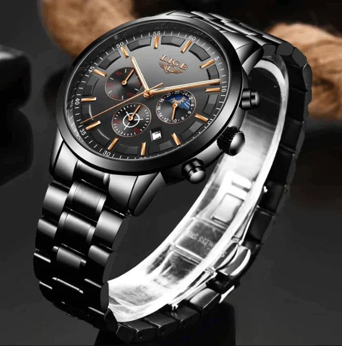 Robuste Herrenuhr am Handgelenk: Schwarze Militäruhr aus Stahl, stilvolles Accessoire für Männer.