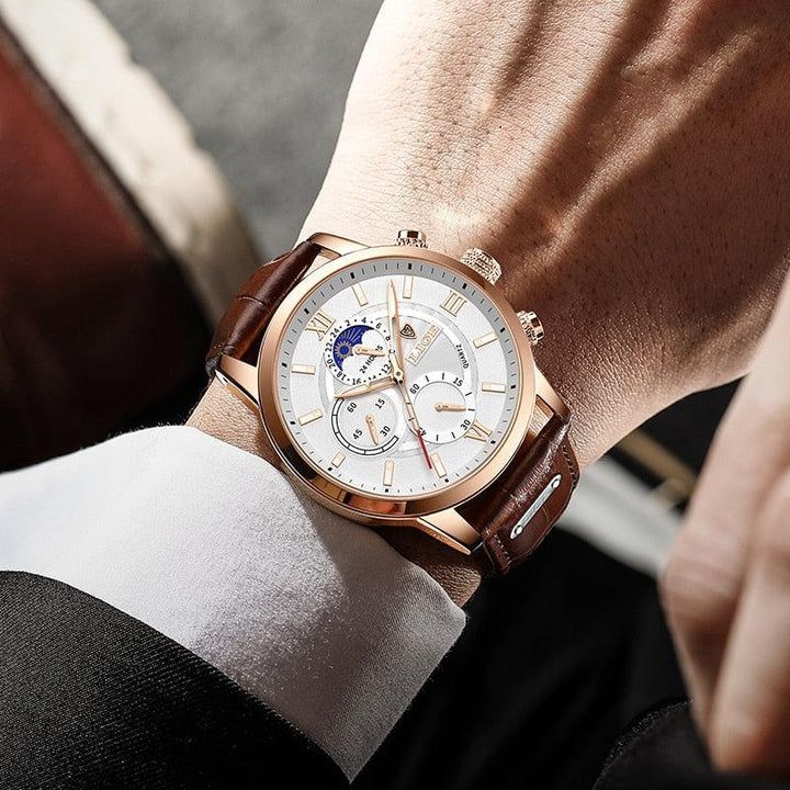 Nahaufnahme des eleganten Zifferblatts der Herrenuhr mit Datumsanzeige. Klassisches Design, gut ablesbar.