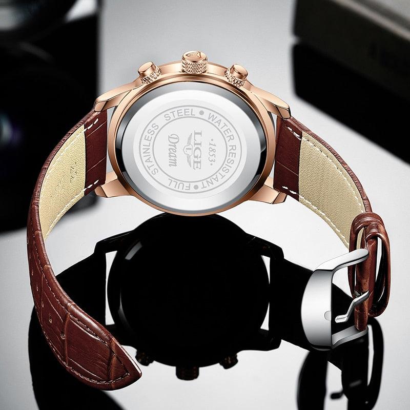 Profilansicht der eleganten Edelstahl-Herrenuhr mit Lederarmband. Flaches Design, ideal für Businesshemden.