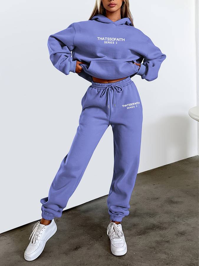 Modisches Damen Loungewear Set. Kuschelige Jogginghose und Pullover für Komfort und Stil im Alltag.