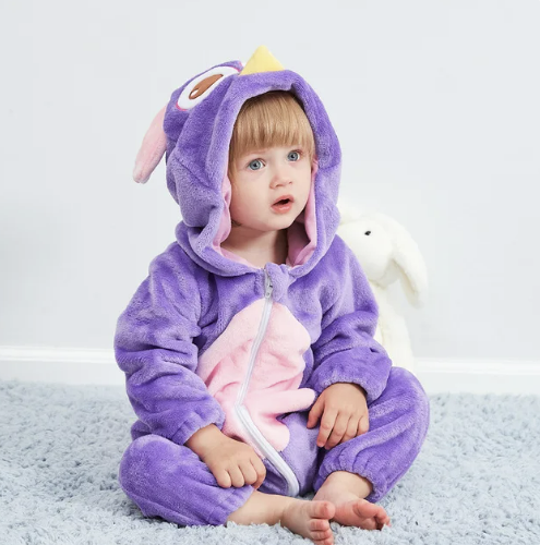 Baby im Flanell-Tier-Overall mit süßer Kapuze. Warmer Strampler und Kindertierkostüm für Wintertage.