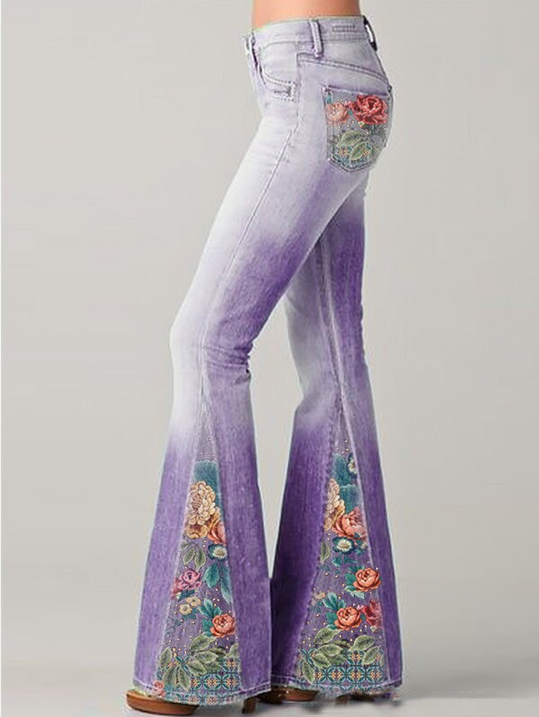 Bequeme Damen Flared Jeans mit trendigem Blumenmuster, vielseitige Hose für angesagte Damenmode.