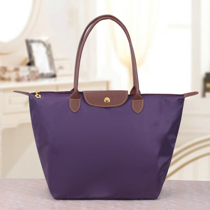 Innenansicht: Geräumige Oxford Damentasche. Organisierte Fächer, praktische Handtasche für Damenmode.