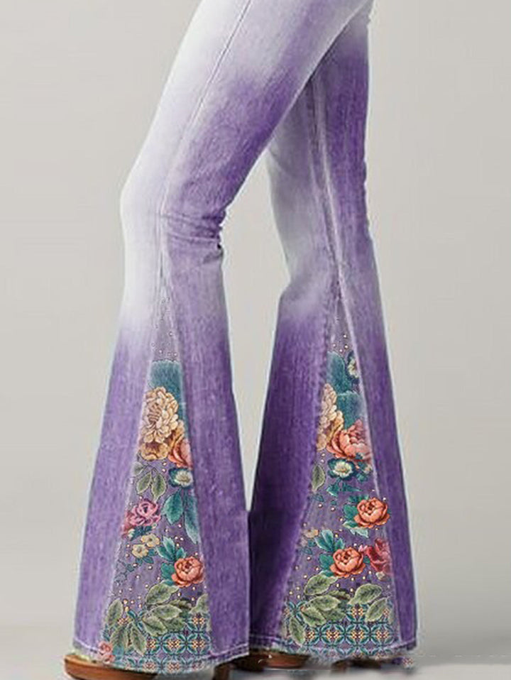 Detailaufnahme der Damen Flared Jeans: Exquisites Blumenmuster auf hochwertigem Jeansstoff.