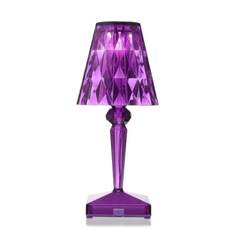 Edle Designer-Tischlampe mit funkelnden Kristall-Elementen, schafft warmes Ambiente.