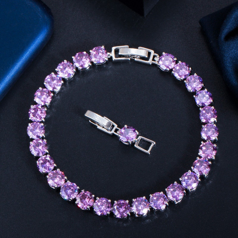 Strahlendes Kristallherz am Damen Tennisarmband, aus Messing gefertigt und mit Zirkonia besetzt.