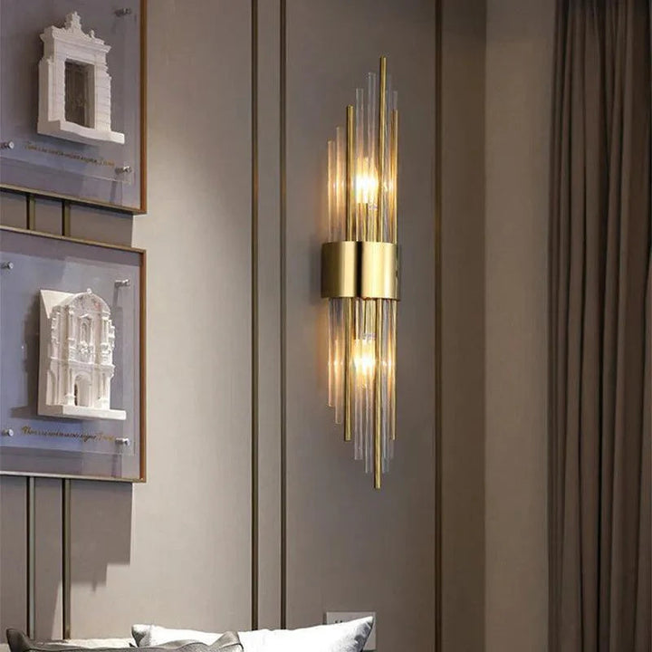 Nahaufnahme der funkelnden Kristalle der Luméra LED Wandlampe, luxuriöse Beleuchtung mit modernem Design.