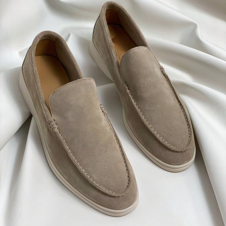 Klassische Herren Slipper, ideal als leichte Sommerschuhe für stilvolle und bequeme Auftritte.