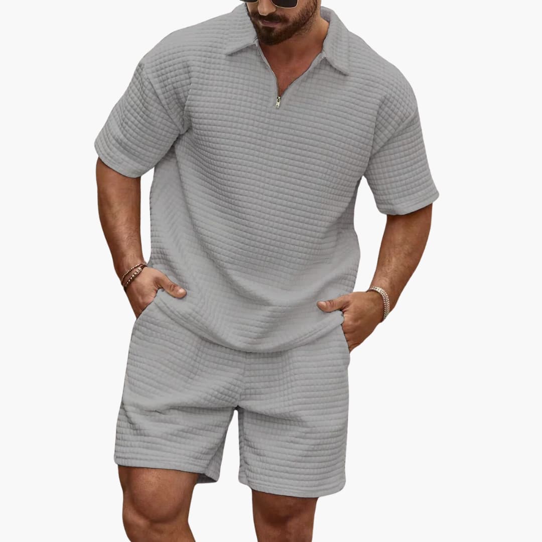 Hochwertiges Herren Freizeit-Outfit, zweiteilig, kurzärmlig und stilvoll für Komfort und Entspannung.