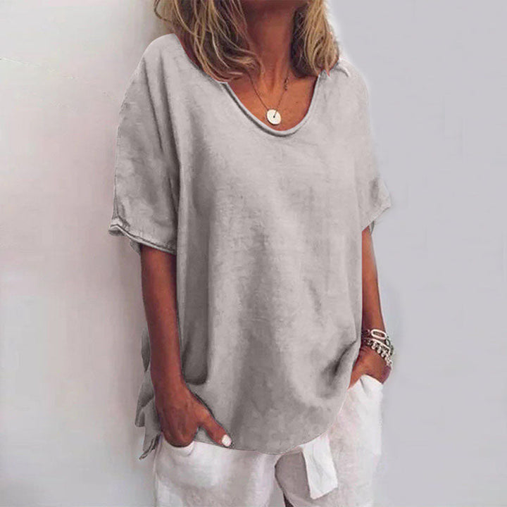 Lockeres Damen T-Shirt mit Rundhalsausschnitt und weiten Kurzarmen für hohen Komfort im Alltag und in der Freizeit.