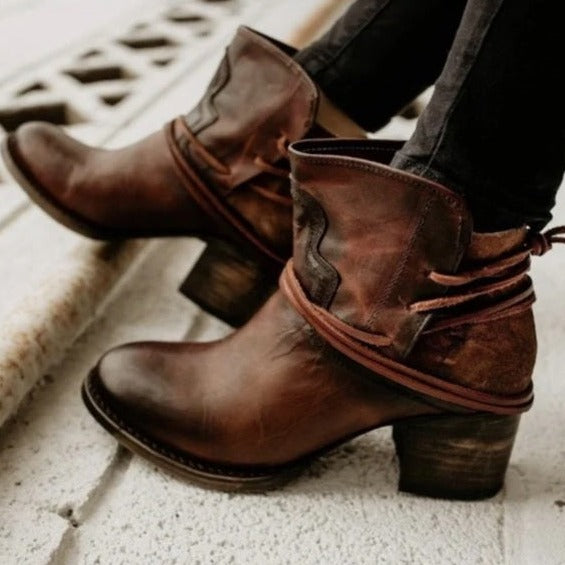 Bequeme schwarze Damen Stiefeletten 'Celeste'. Stilvolle Leder Schuhe für Herbst, Winter und den Alltag.