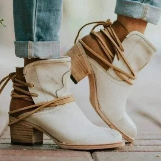 Schwarze, stilvolle Leder Damen Stiefeletten 'Celeste'. Elegante und bequeme Schuhe für Herbst & Winter.