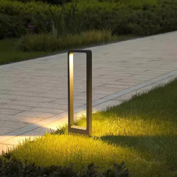 Moderne LED-Bodenleuchte GardenGlow, perfekt für sichere und stilvolle Wegbeleuchtung in Ihrem Garten.