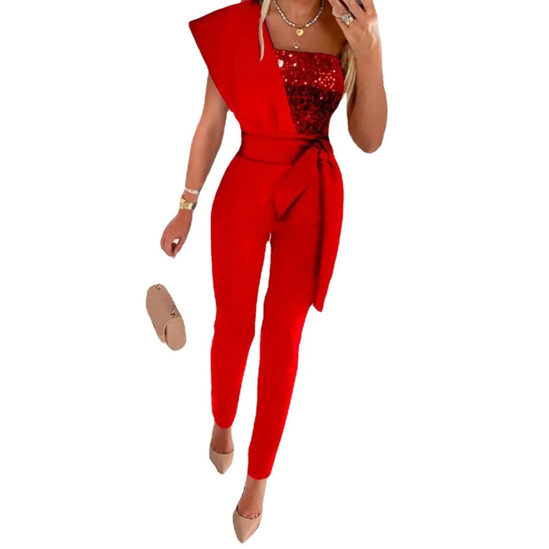 Stilvoller Damen Jumpsuit im One-Shoulder-Look, mit Glitzer für glamouröse Frühlings-Partys und Abendmode.