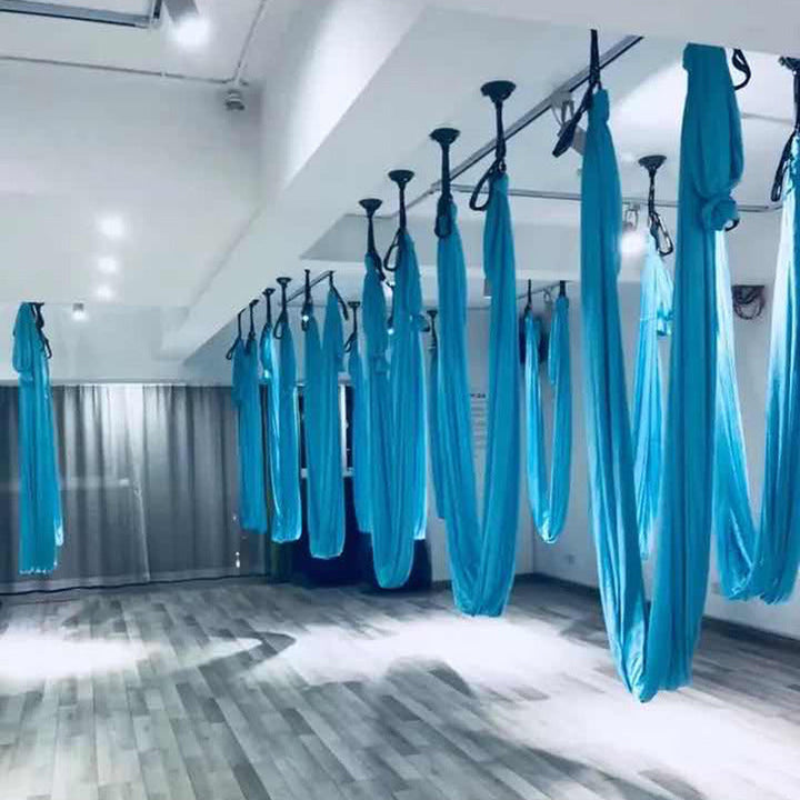 Moderne, elastische Innenschaukel als stilvolles Wohndekor im hellen Wohnzimmer, bringt Ruhe.