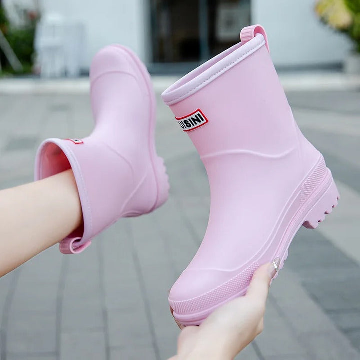 Die vielseitigen AquaStride 2.0 Damen Gummistiefel, elegant und funktional für Outdoor und Alltag.