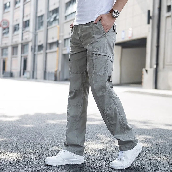 Schwarze Herren Cargo-Hose mit lockerem Schnitt, funktionalen Taschen und Vier-Wege-Stretch. Ideal für Alltag und Reise.