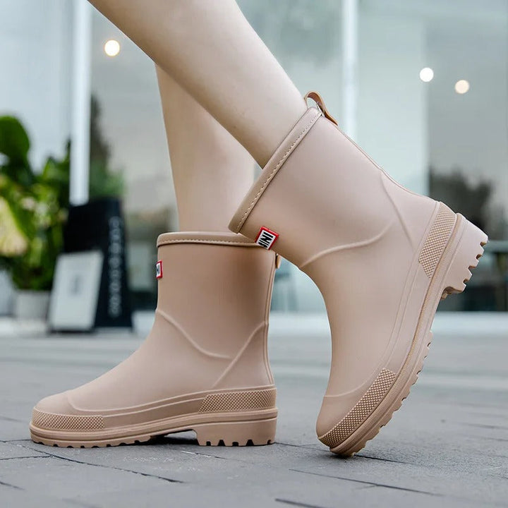 AquaStride 2.0: Wasserdichte Halbschaft-Gummistiefel für Damen, modisch und langlebig bei jedem Wetter.