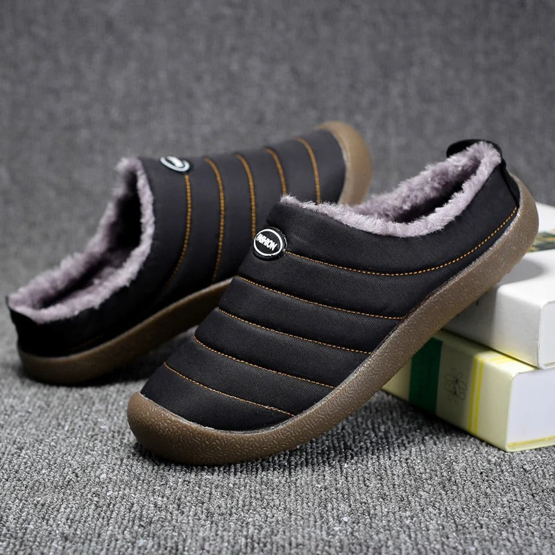 Weiche Herren Hausschuhe mit extra warmer Fütterung, perfekt für entspannte Stunden.