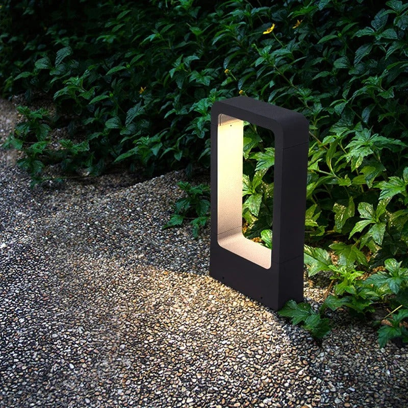 Energiesparende GardenGlow LED-Außenleuchte, schafft stimmungsvolles Ambiente im Garten bei Nacht.