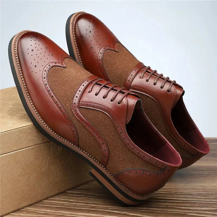 Edle zweifarbige Herren Oxford Schuhe mit Brogue-Muster, komfortabel und stilvoll.