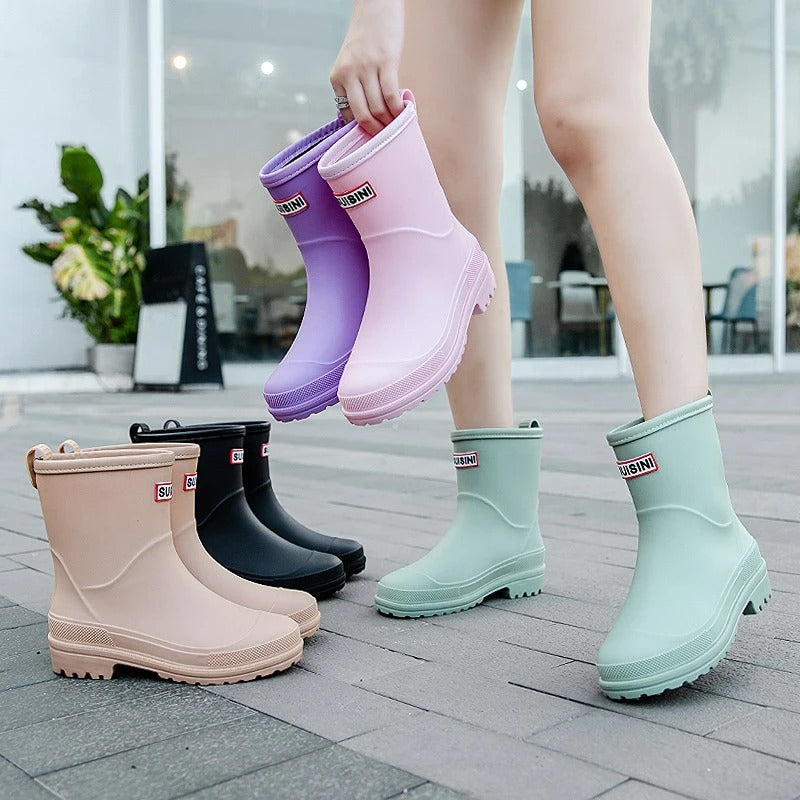 Stilvolle Damen AquaStride 2.0 Regenstiefel, halbschaftig & bequem, eine modische Wahl für den Herbst.