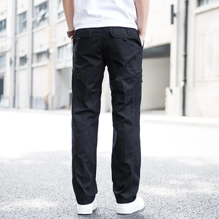 Vielseitige dunkelgraue Herren Cargo-Hose. Lockerer Schnitt, Vier-Wege-Stretch und mehrere Taschen für jeden Tag.