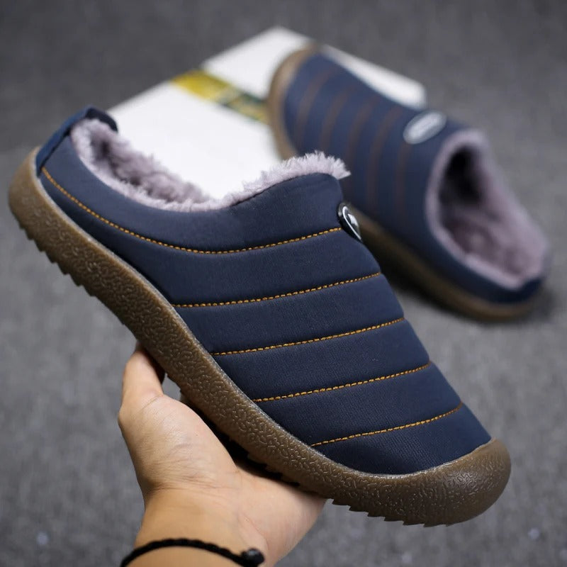 Stilvolle Herrenschuhe für den Winter, warm gefütterte Hauspantoffeln mit robustem Design.