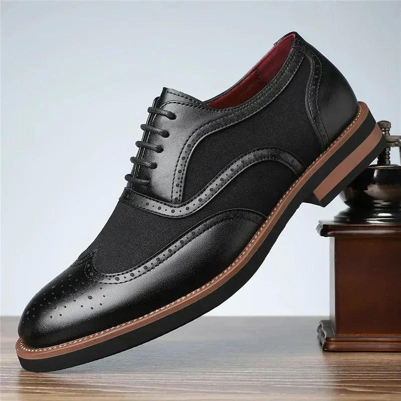 Stilvolle Herren Freizeitschuhe: Zweifarbige Oxfords mit eleganten Brogue-Details.