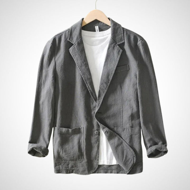 Nahaufnahme des atmungsaktiven Stoffes vom Herren Leinenblazer, perfekt für einen eleganten Sommerstil.