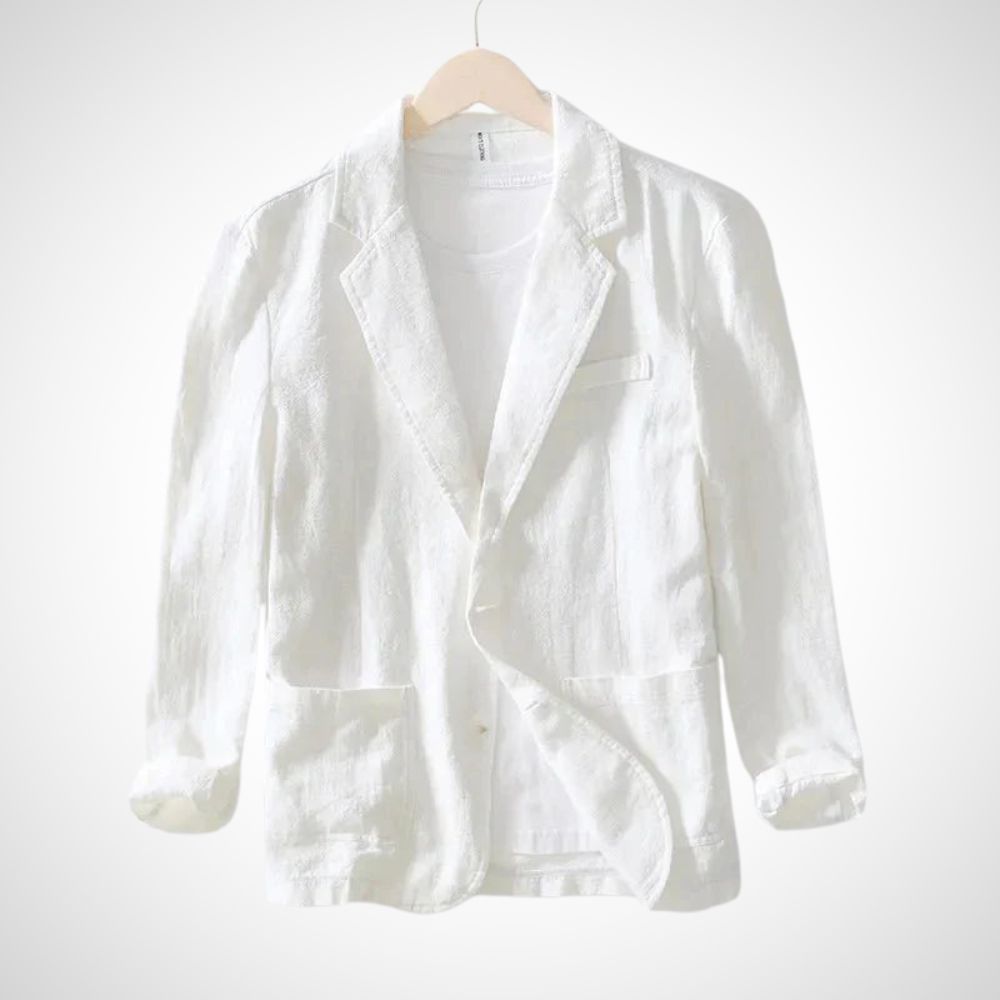 Mann trägt leichten, eleganten Herrenblazer 'Julian' in lässigem Look, geeignet für Sommerabende.