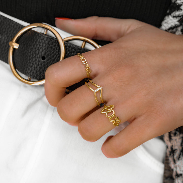 Stilvoller Damenring 'Mama Emma' in Gold, ein edles Accessoire und perfektes Geschenk für Muttertag.