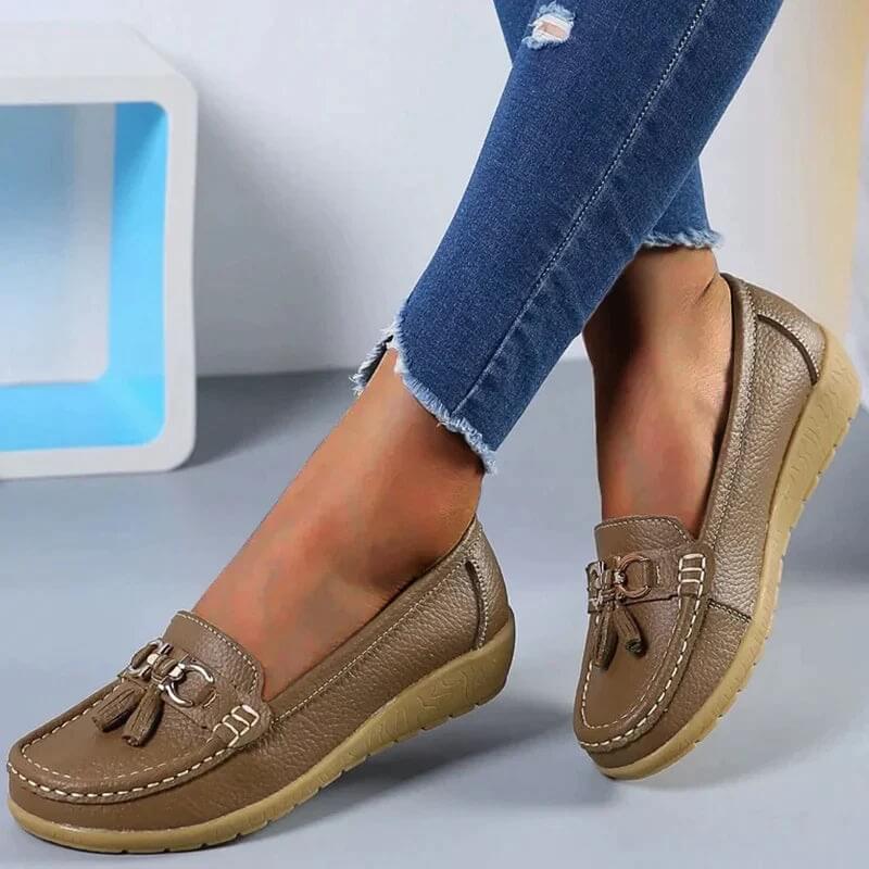 Orthopädische Damen-Loafers Isabella aus schwarzem Leder für Komfort & Stil den ganzen Tag. Bequeme Flachschuhe.