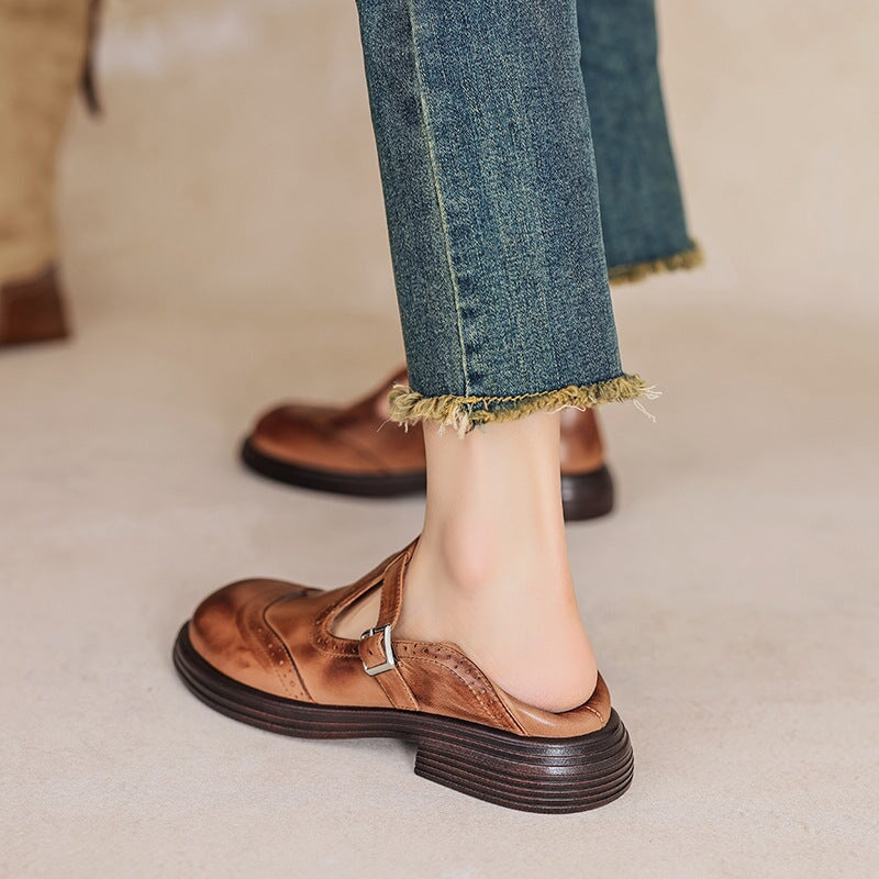 Klassische schwarze Damen Mary Janes, flach, mit verstellbarem Riemen und rutschfester Sohle. Zeitloser Damenschuh.