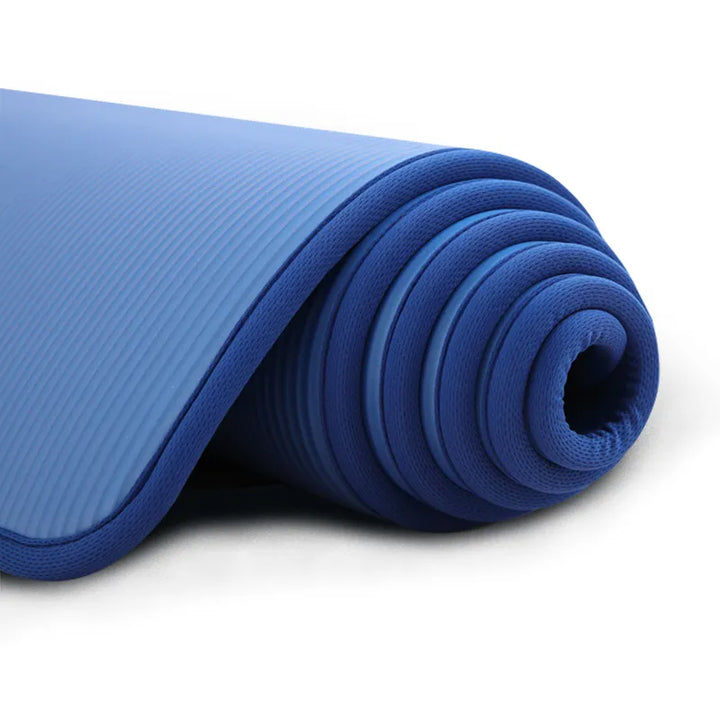 Graue, extra dicke Yogamatte FlexiMat mit rutschfester Oberfläche für Stabilität beim Sport.
