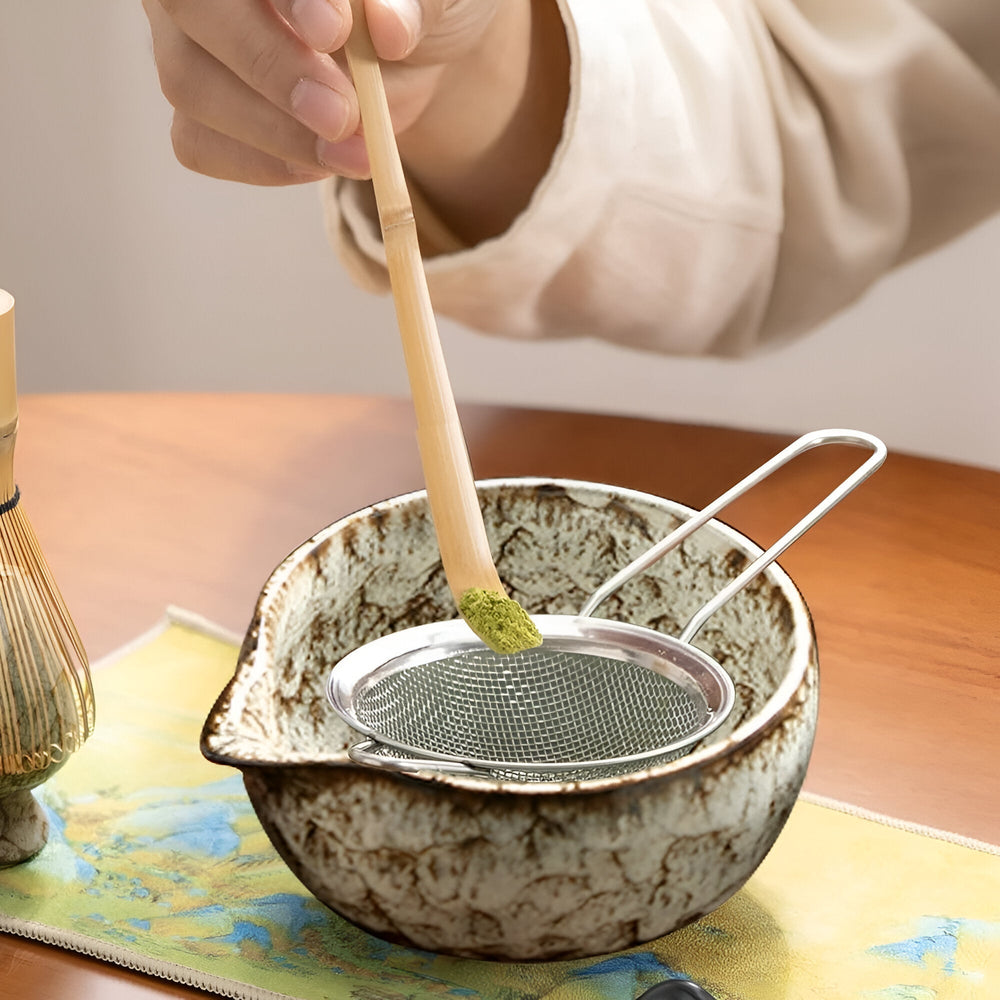 Elegantes Matcha-Teeset aus Keramik mit Teeschale, Chasen, Chashaku und Löffel für authentischen Teegenuss.